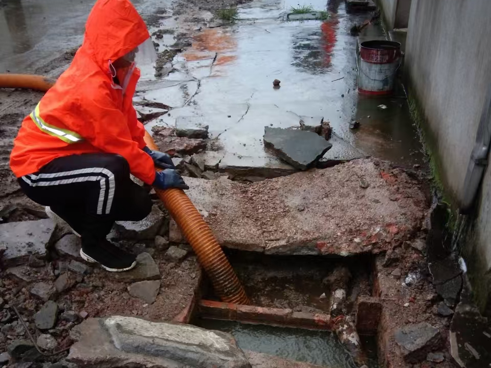 个旧专业清理污水池 炜誉市政以规范流程守护城市 “肠道”