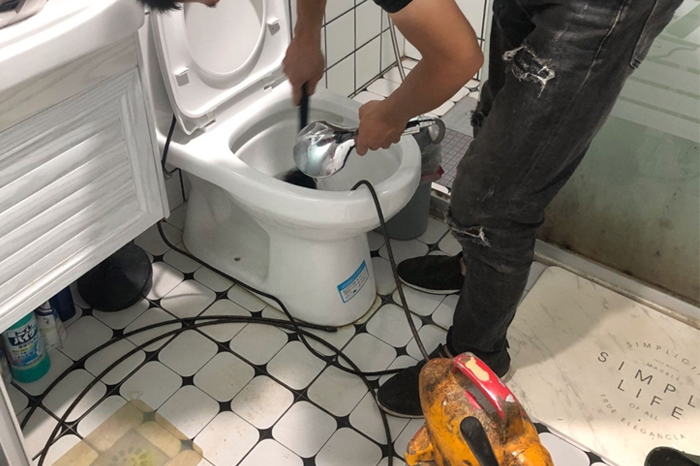 个旧马桶堵塞自己疏通还是找师傅?专业上门服务让你省时更省心
