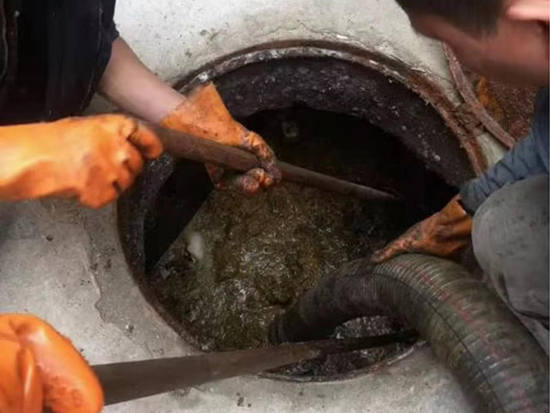 个旧清理化粪池时如何避免沼气的危害?